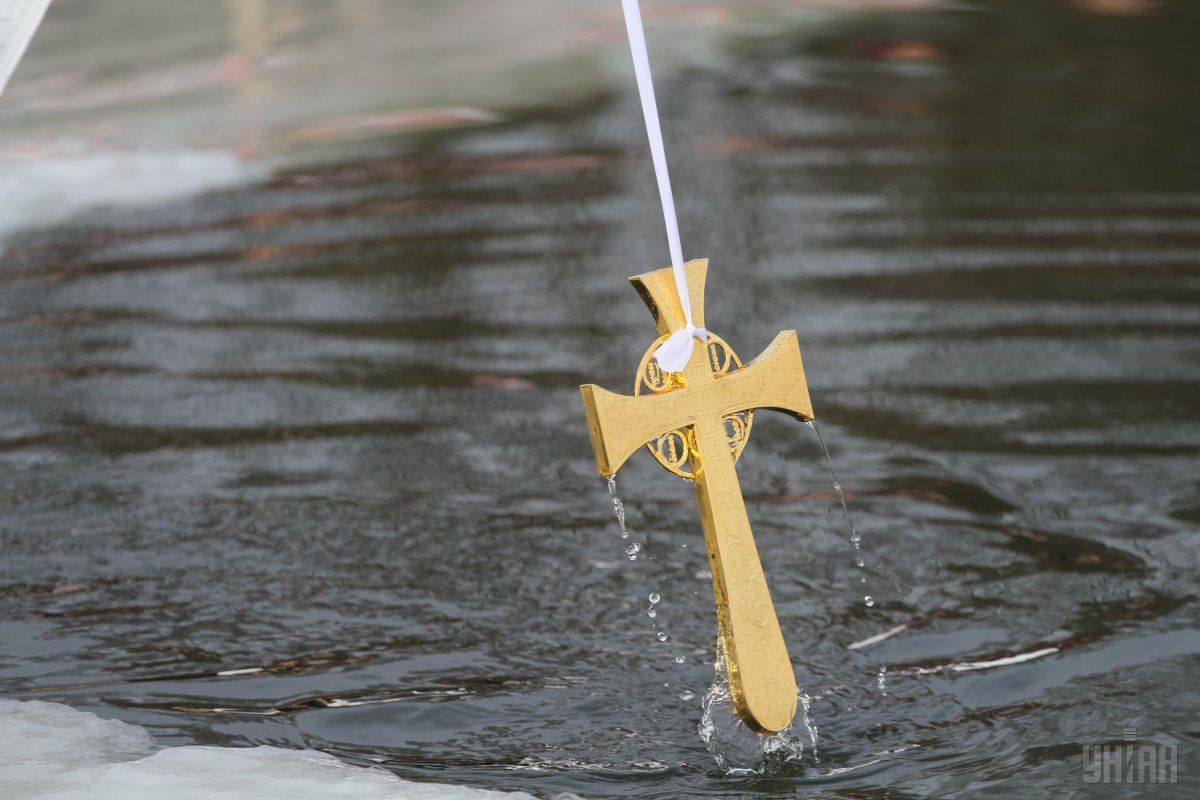 Купание в ледяной воде на Крещение: рекомендации Минздрава / фото УНИАН
