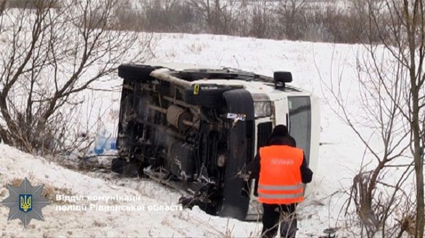Водій мікроавтобуса не впорався із керуванням / rv.npu.gov.ua Водій мікроавтобуса не впорався із керуванням / rv.npu.gov.ua