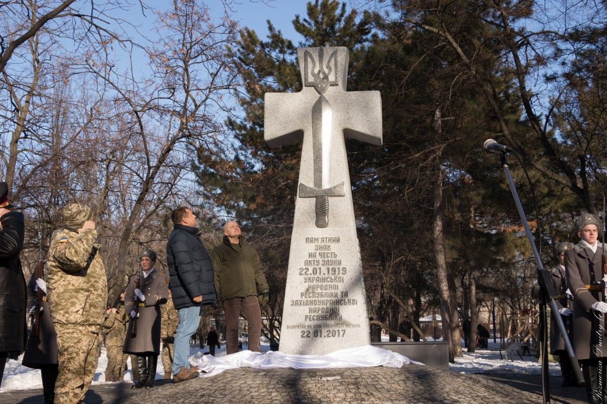 Памятник выполнен в форме креста / dniprorada.gov.ua Памятник выполнен в форме креста / dniprorada.gov.ua