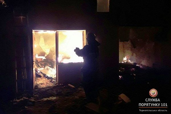 На Тернопільщині більше трьох годин гасили пожежу на території райлікарні На Тернопільщині більше трьох годин гасили пожежу на території райлікарні