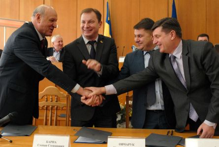 Барна наголосив, що угода покликана розпочати нові взаємостосунки щодо форм соціально-економічної політики в області / Фото прес-служба ОДА Барна наголосив, що угода покликана розпочати нові взаємостосунки щодо форм соціально-економічної політики в області / Фото прес-служба ОДА