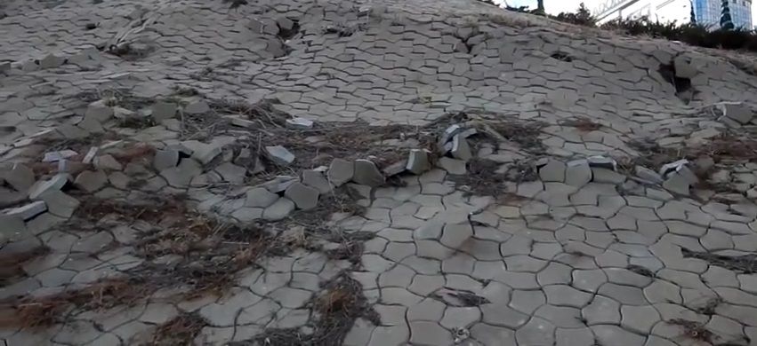 Одеського узбережжя загрожує зсув / Скріншот Одеського узбережжя загрожує зсув / Скріншот