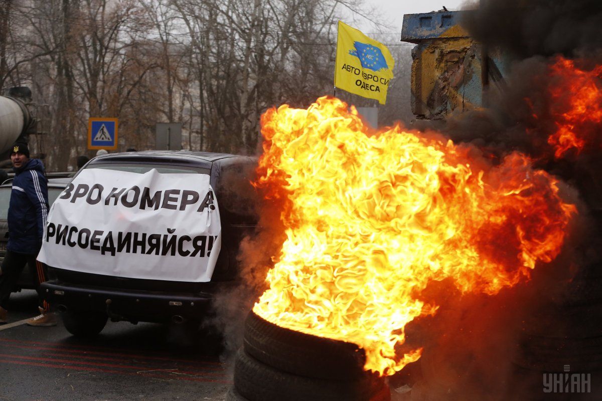 Владельцы иномарок с иностранными номерами попытались взять в осаду Киев / Фото УНИАН