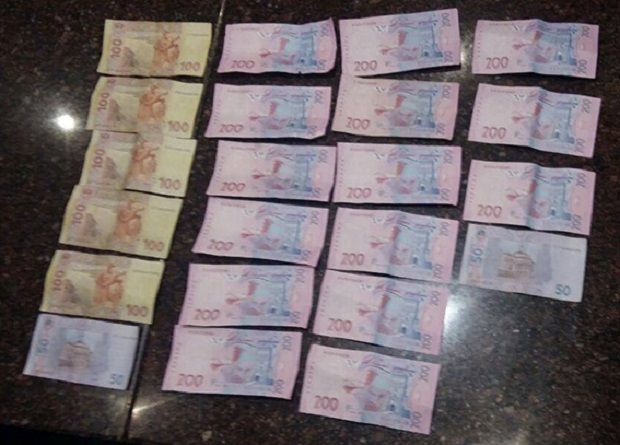 Поліцейський вимагав від підлітка 5 тисяч гривень / www.npu.gov.ua Поліцейський вимагав від підлітка 5 тисяч гривень / www.npu.gov.ua