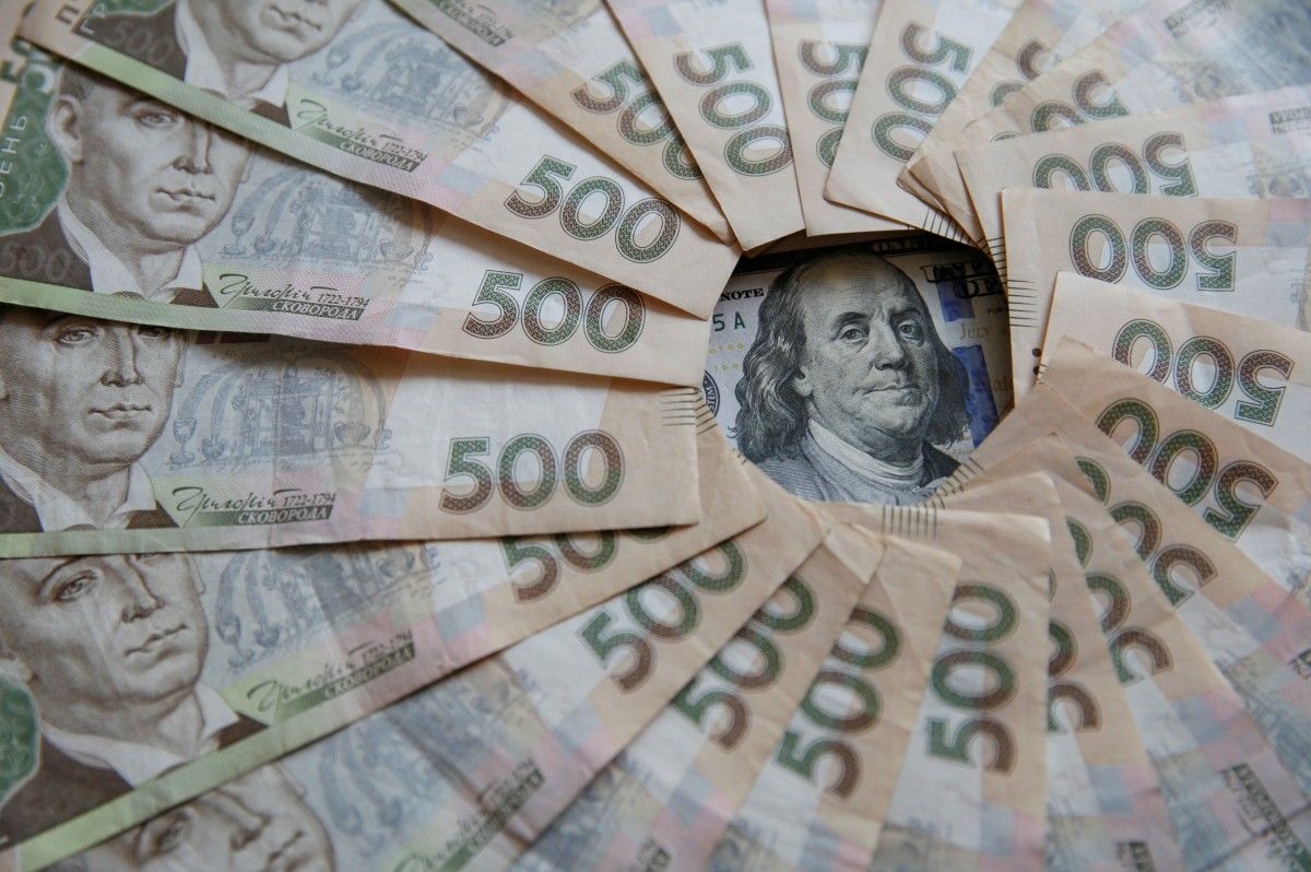 В украинских банках стало больше гривневых и валютных депозитов / REUTERS