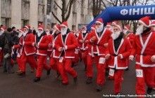 В Днепре состоялся легкоатлетический забег спортсменов, переодетых в костюмы "Санта-Клаусов"