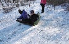 Одесситы используют крышку от мусорного бака в качестве саней (фото)