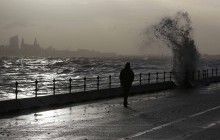 Из-за шторма в Великобритании без электричества остались тысячи домов