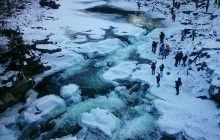 У найвідомішому курорті Прикарпаття замерз водоспад: туристи роблять унікальні фото