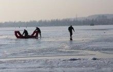 В Киеве спасли с льдины четырех рыбаков, еще 50 помогли выбраться на берег - ГСЧС