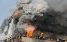 Старейшая высотка Тегерана загорелась и обрушилась, погибли не меньше 30 пожарных (фото)