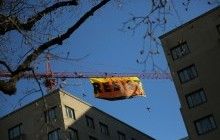 "Анти-Трамп" продолжается: активисты Greenpeace захватили башенный кран и привязали себя к нему (фото)