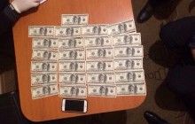 На Житомирщині посадовця управління ОДА спіймали на хабарі в 2,5 тисячі доларів