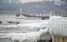 Задержанные рейсы и очереди в травматологию: Одессу накрыла непогода (видео)