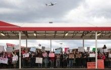 Десятки тысяч людей вышли на улицы в США против иммиграционных ограничений