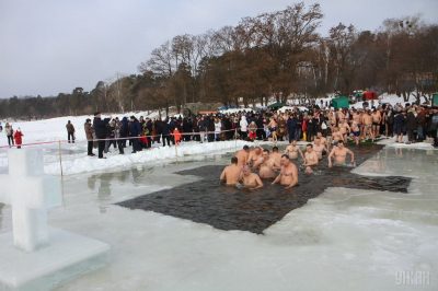 Зрелая женщина купается голышом на море (40 фото)