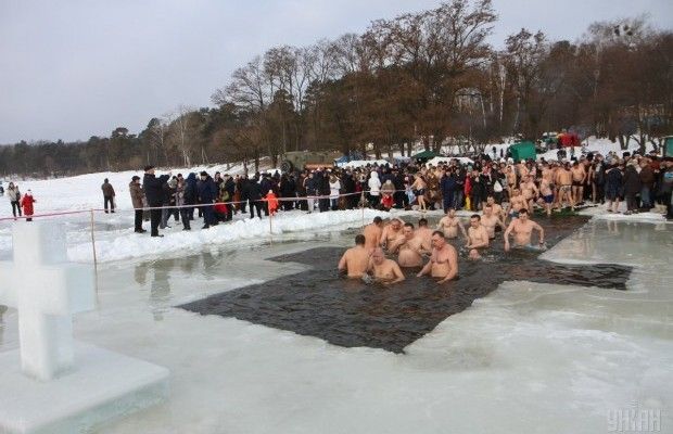 У ПЦУ заявляють, що на Водохреща купатися в ополонці немає сенсу: гріхи це змити не допоможе (відео)