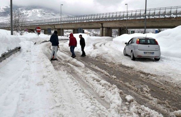 На півночі Італії через снігопад призупинено потяги і перекрито дороги (відео)