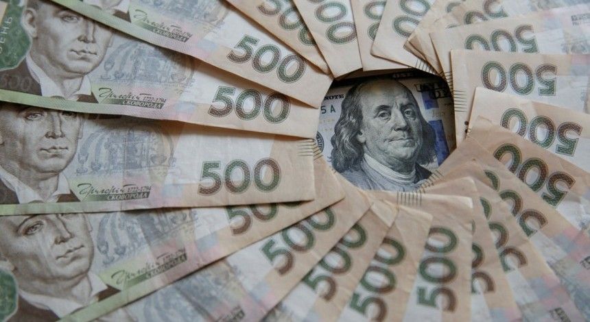 Курс долара продовжує бити антирекорди: гривня зміцнилася ще на 15 копійок
