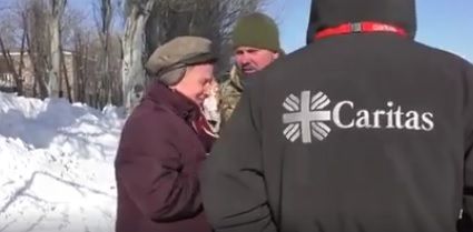Жителька Авдіївки попросила військових не залишати місто / Скріншот Жителька Авдіївки попросила військових не залишати місто / Скріншот