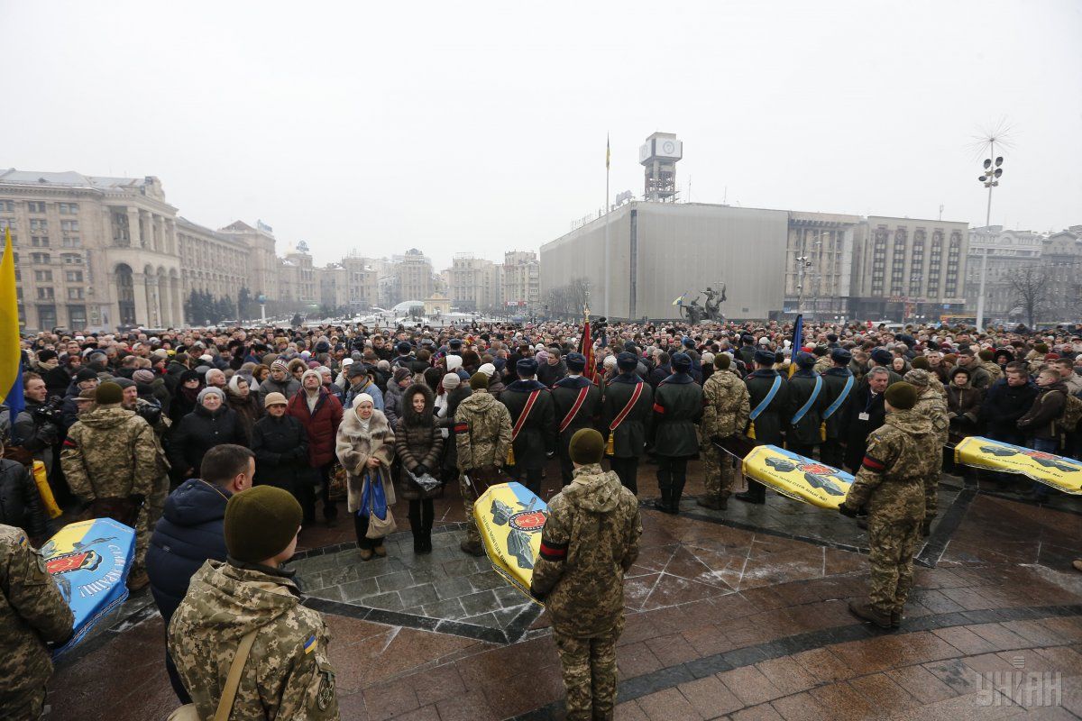 На Майдані відбувся траурний мітинг з метою вшанування пам'яті загиблих українських героїв / Фото УНІАН На Майдані відбувся траурний мітинг з метою вшанування пам'яті загиблих українських героїв / Фото УНІАН