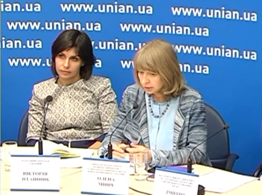 Олена Мініч під час круглого столу / скріншот з відео Олена Мініч під час круглого столу / скріншот з відео