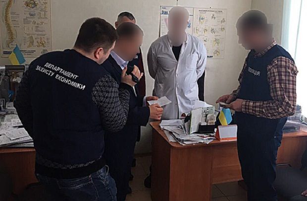 В Харькове врача задержали на взятке / npu.gov.ua В Харькове врача задержали на взятке / npu.gov.ua