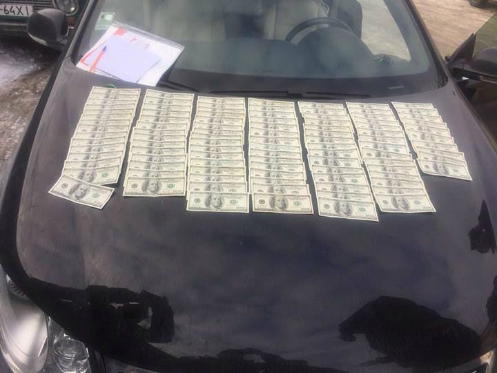 Помічник депутата вимагав 10 тис. дол / gp.gov.ua Помічник депутата вимагав 10 тис. дол / gp.gov.ua