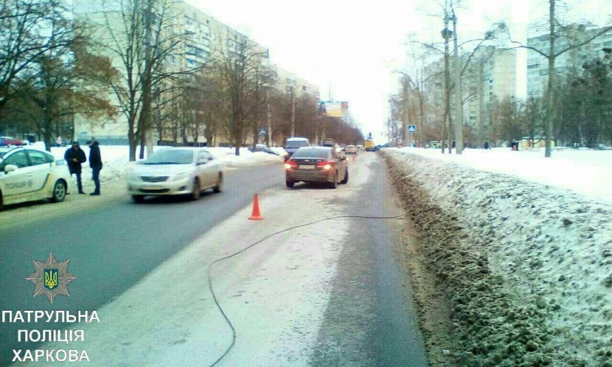 За попередньою інформацією, при падінні дроти були пошкоджені три автомобілі / 057.ua За попередньою інформацією, при падінні дроти були пошкоджені три автомобілі / 057.ua
