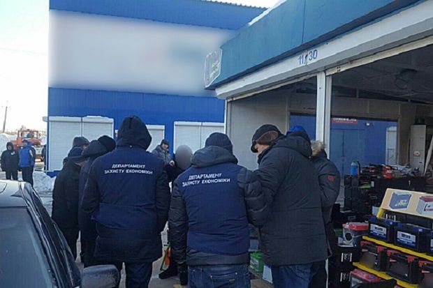 Посадовця "взяли" на авторинку під час отримання хабаря / npu.gov.ua Посадовця "взяли" на авторинку під час отримання хабаря / npu.gov.ua