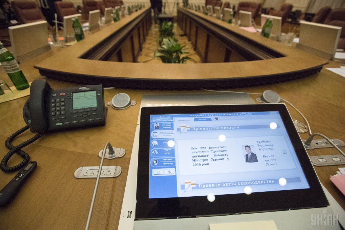 Гройсман: робота з електронними документами економить час і витрати на папір / Фото УНІАН Гройсман: робота з електронними документами економить час і витрати на папір / Фото УНІАН