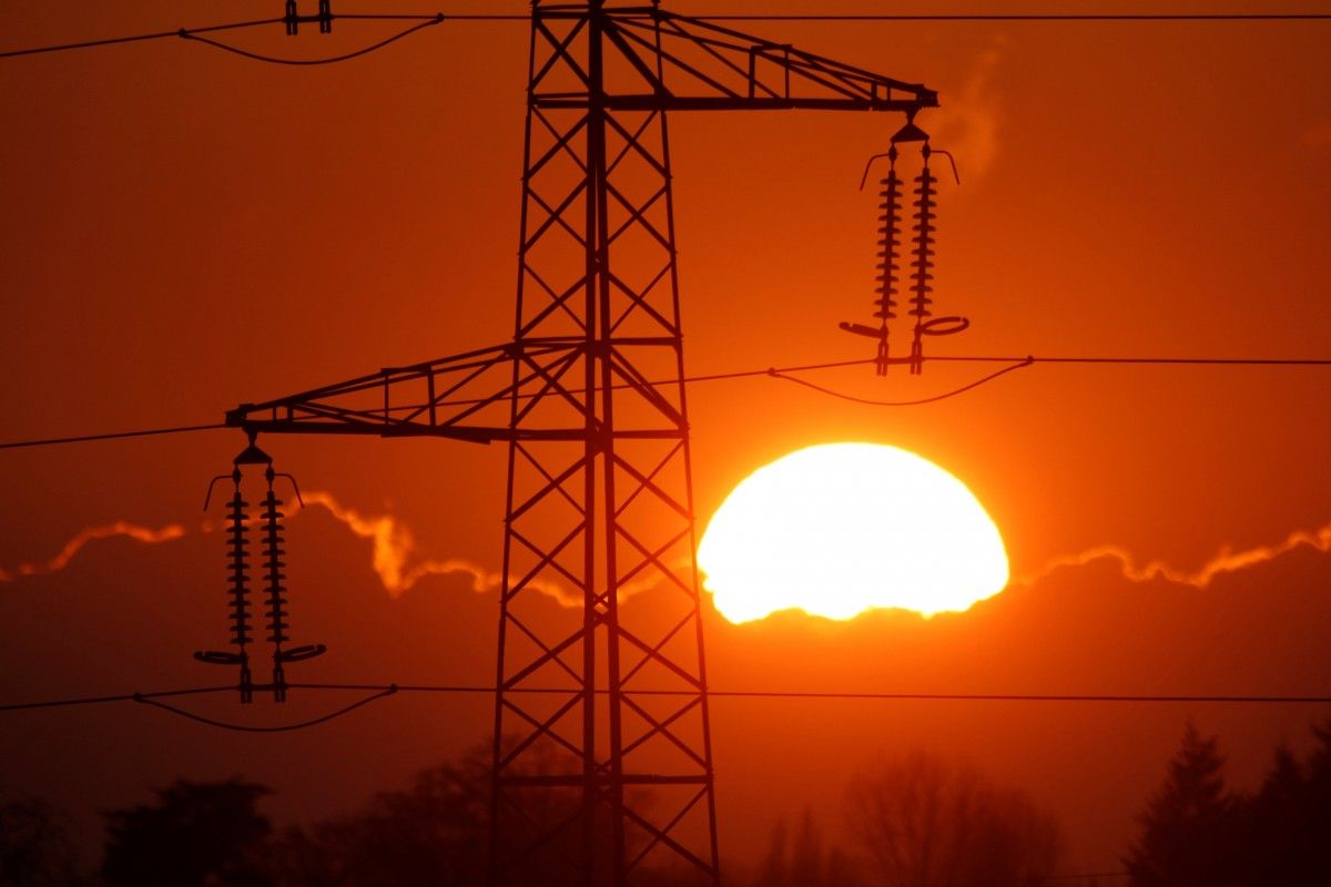 Денис Шмигаль сказал, что сейчас украинцам не грозят веерные отключения электроэнергии / иллюстрация Reuters