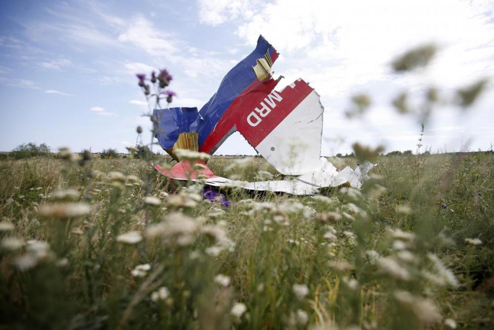 Обломки сбитого над Донбассом  MH17  / REUTERS