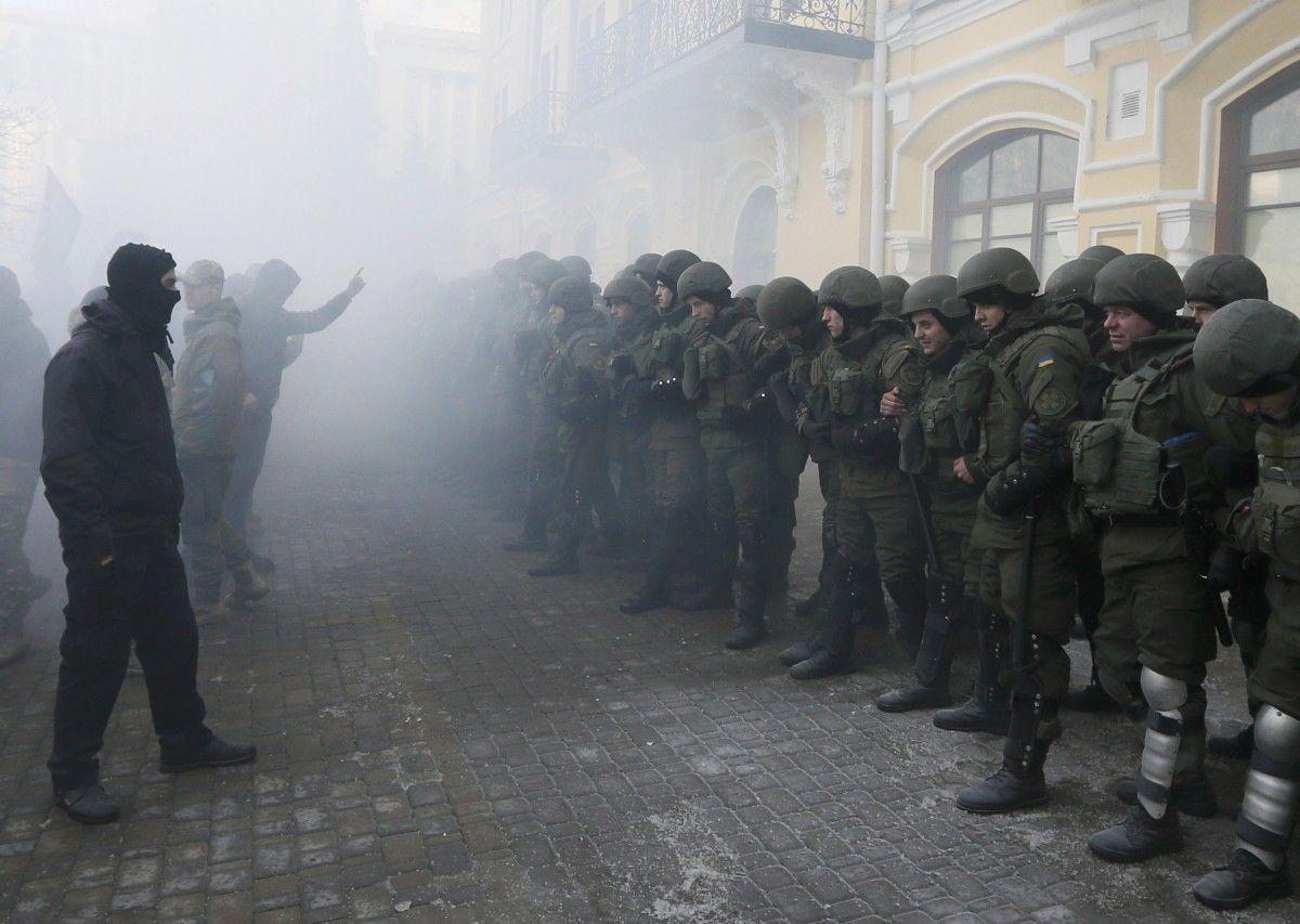 Митингующие против правоохранителей в Киеве / Иллюстрация REUTERS Митингующие против правоохранителей в Киеве / Иллюстрация REUTERS