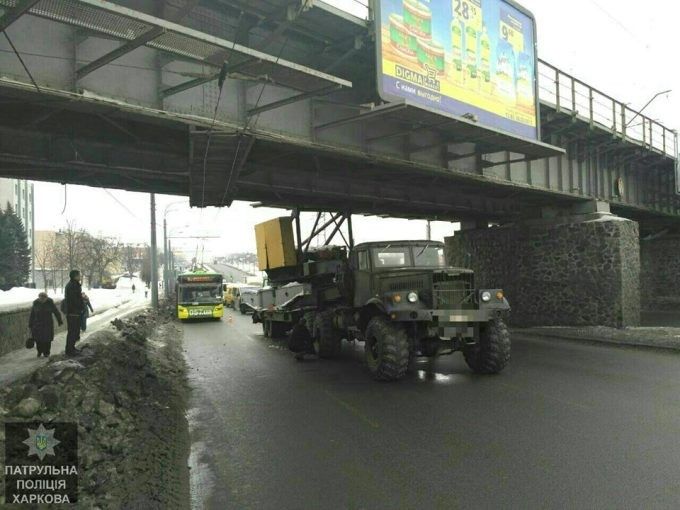 Грузовик перевозил часть от башенного крана, которая и не позволила ему свободно проехать / hk.npu.gov.ua Грузовик перевозил часть от башенного крана, которая и не позволила ему свободно проехать / hk.npu.gov.ua