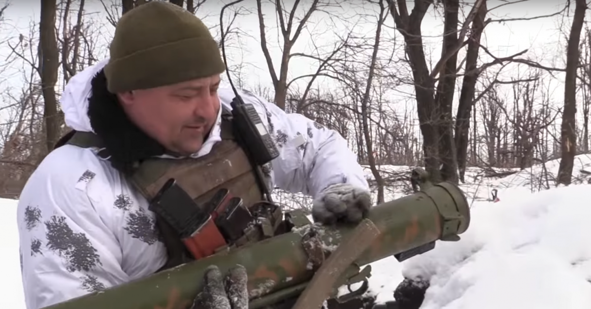 Украинские военные продемонстрировали трофейный огнемет Украинские военные продемонстрировали трофейный огнемет