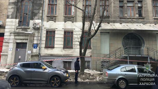 Девушку увезли в больницу. Фото: полиция Девушку увезли в больницу. Фото: полиция