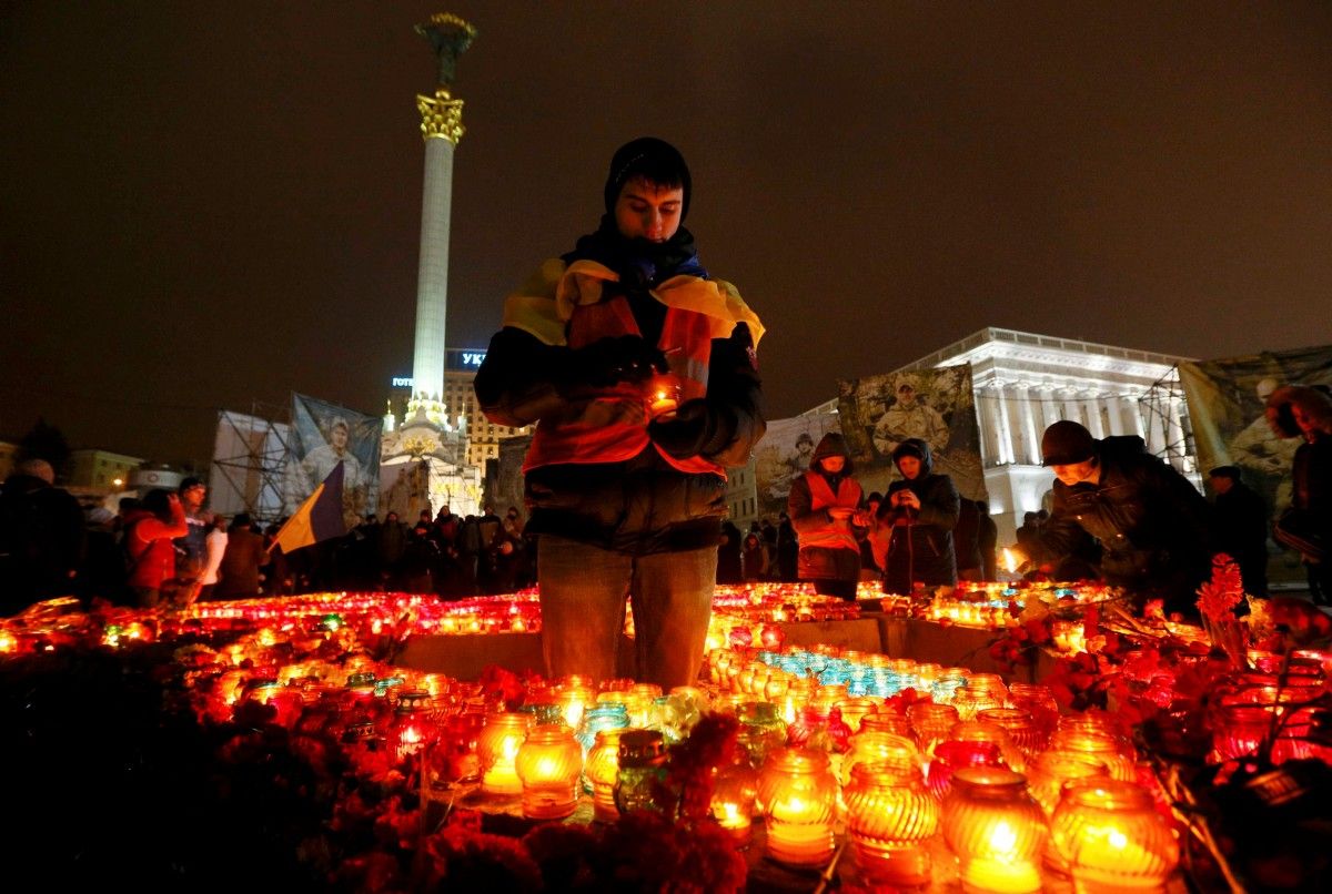 Люди вспоминают жертв расстрелов на Майдане / Иллюстрация REUTERS