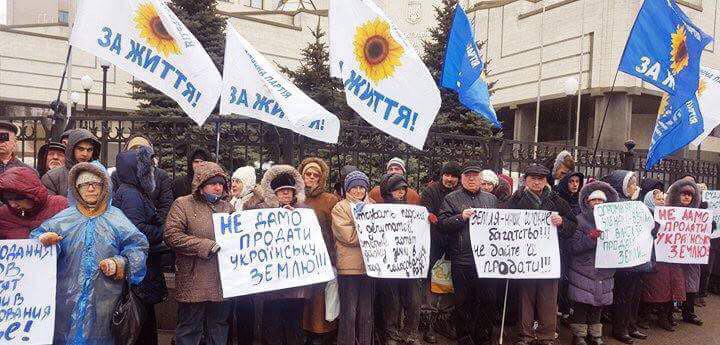 Мітингувальники під будівлею КС Мітингувальники під будівлею КС