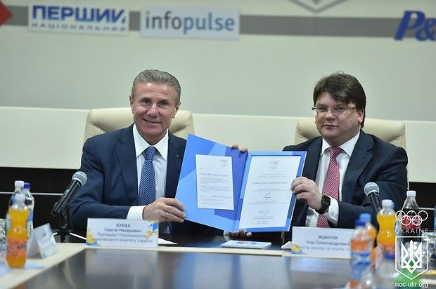 Бубка подписал документ, который подтверждает участие Украины в Олимпиаде / noc-ukr.org Бубка подписал документ, который подтверждает участие Украины в Олимпиаде / noc-ukr.org
