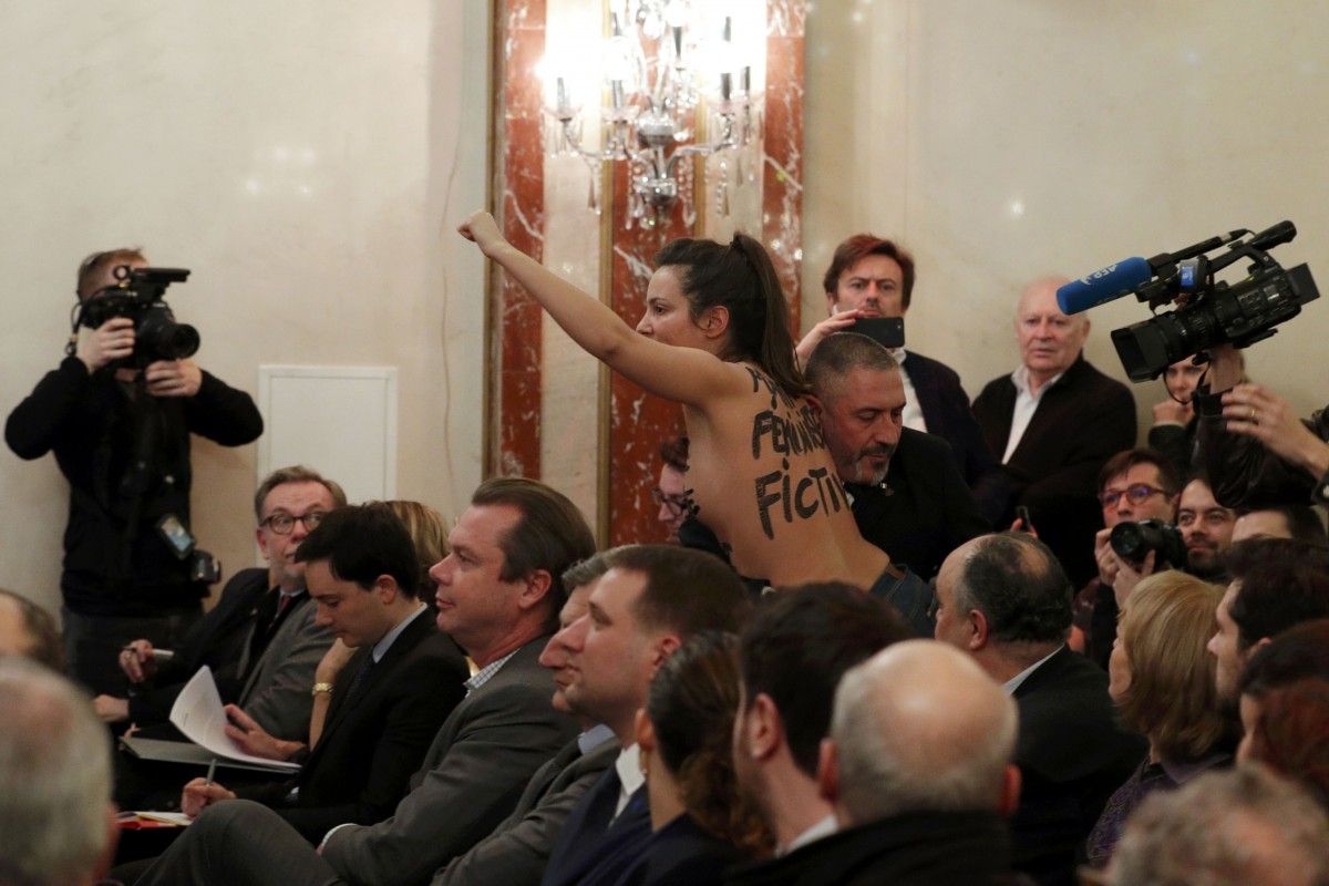 Активистка Femen устроила акцию на пресс-конференции Ле пен / REUTERS Активистка Femen устроила акцию на пресс-конференции Ле пен / REUTERS
