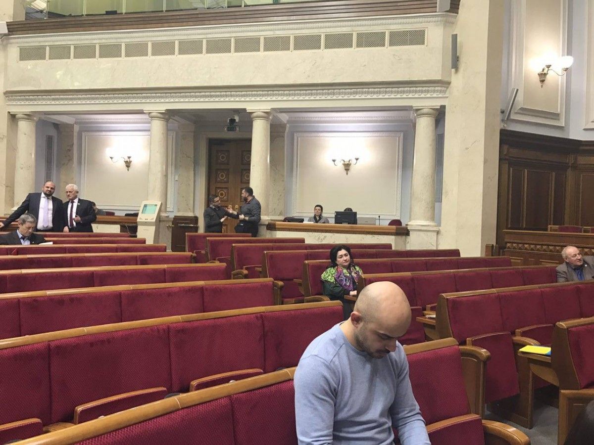 Сесійна зала була майже порожня / facebook.com/derevyanko.yuriy Сесійна зала була майже порожня / facebook.com/derevyanko.yuriy