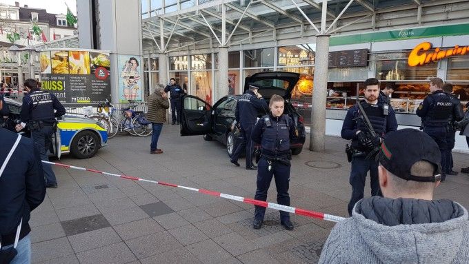 Поліція зазначає, що водій в'їхав у натовп навмисно / sueddeutsche.de Поліція зазначає, що водій в'їхав у натовп навмисно / sueddeutsche.de