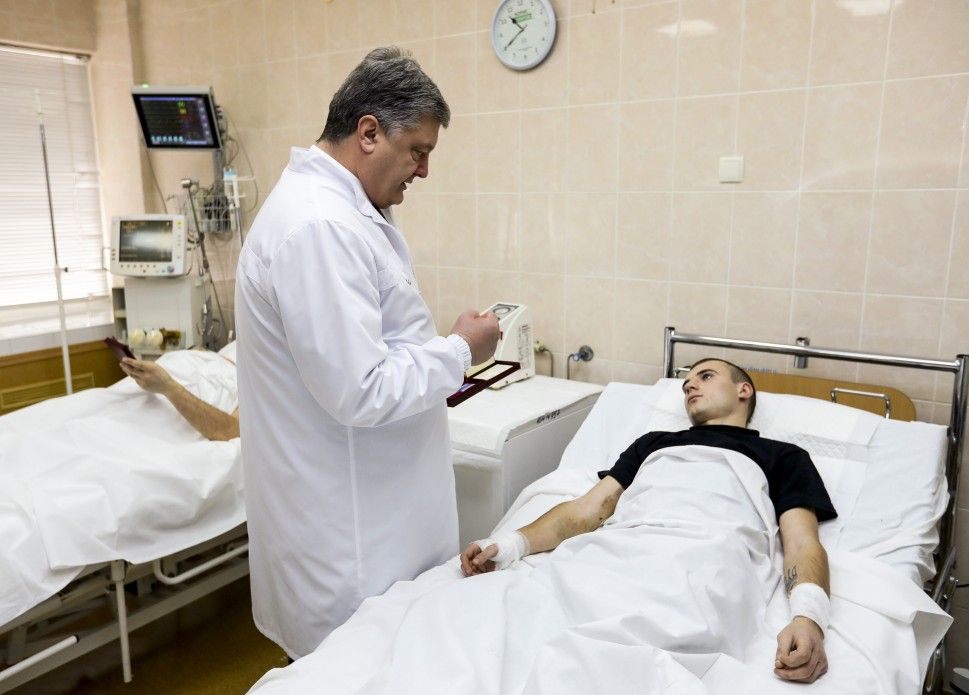 Порошенко наградил раненых районе Авдеевки бойцов / president.gov.ua Порошенко наградил раненых районе Авдеевки бойцов / president.gov.ua
