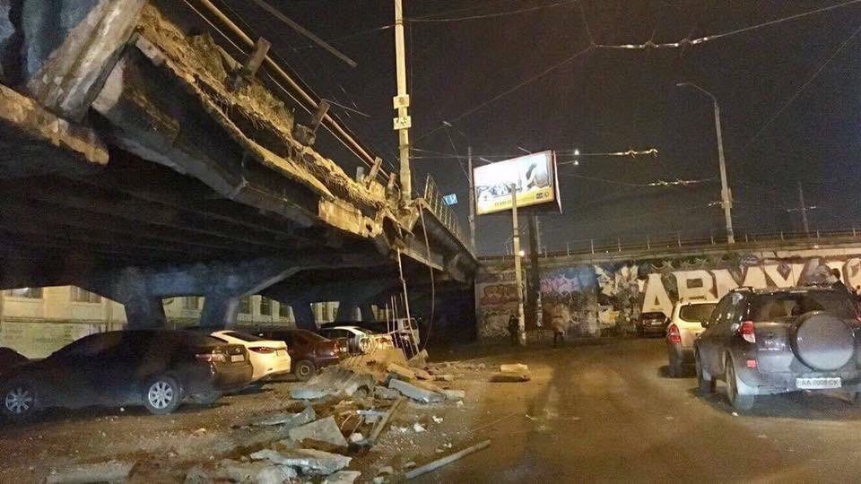 В Киеве обвалился мост на Шулявском путепроводе В Киеве обвалился мост на Шулявском путепроводе