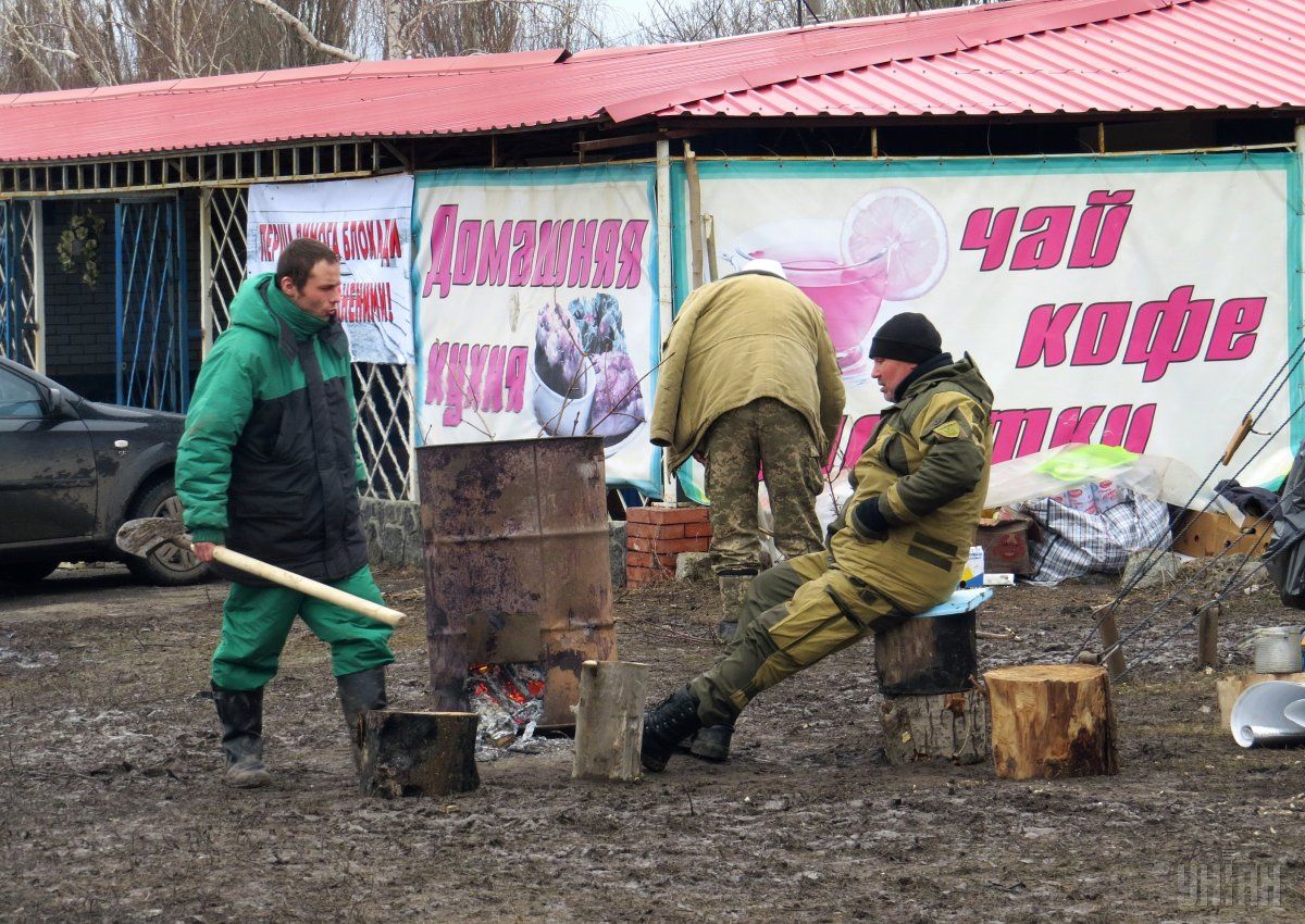 Blockade activists at a ragtag checkpoint on Donetsk-Mariupol highway / Photo from UNIAN