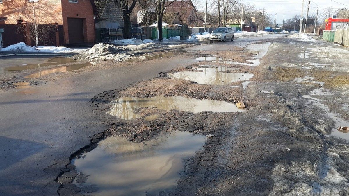 Типичная украинская дорога после зимы
