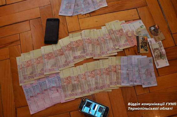 Під час санкціонованих обшуків у квартирі вилучили близько 3,5 тис грн, мобільні телефони та сім-картки / tp.npu.gov.ua Під час санкціонованих обшуків у квартирі вилучили близько 3,5 тис грн, мобільні телефони та сім-картки / tp.npu.gov.ua