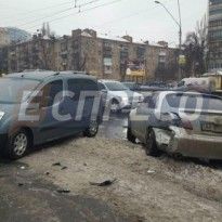 Large-scale traffic accident in Kyiv: 11 cars collide on slippery avenue (photo)