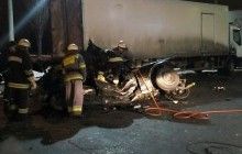В Киеве иномарка врезалась в припаркованный грузовик, погибли три человека (фото)